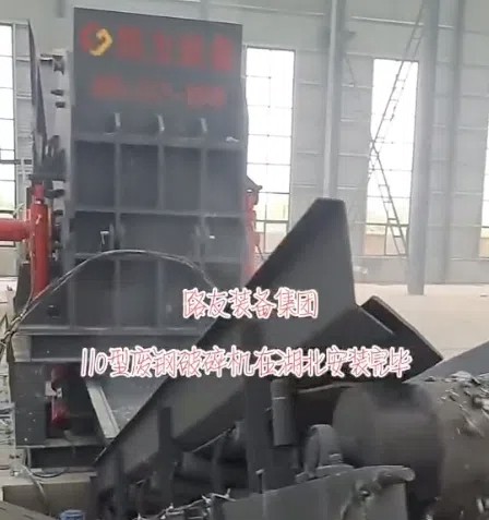 湖北110型破碎机厂区内打料生产中