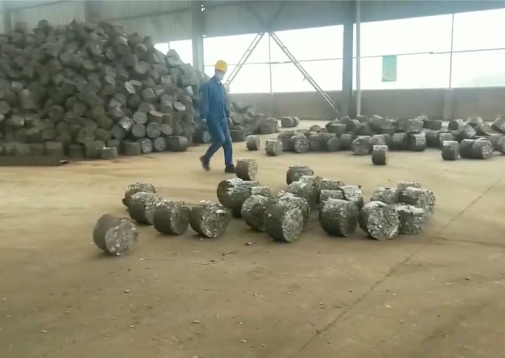 重型压饼打包机 ,成型快 ,体积小饼块紧实 ,方便储存与运输 。