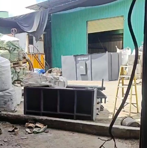 安装师傅与设备到达香港，已卸车等待安装