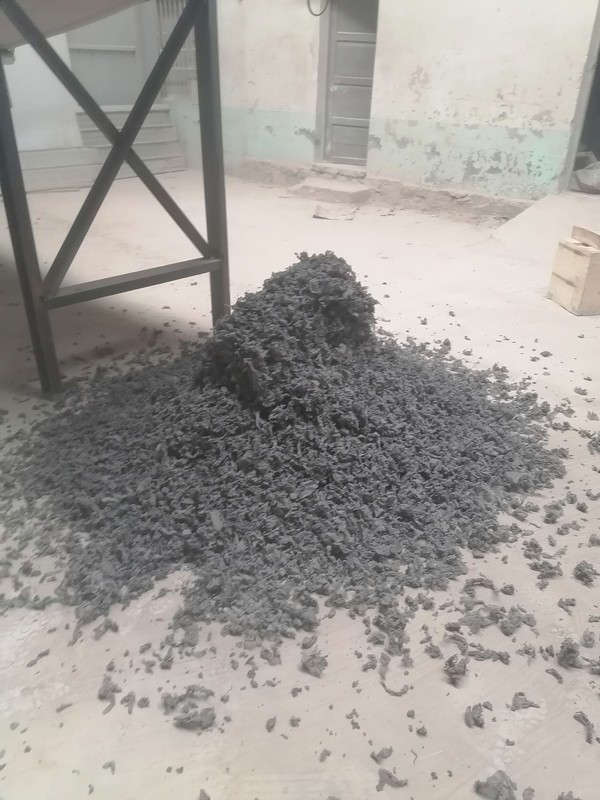 淄博地区破碎机试机调试，物料属于夹杂重度灰尘的金属组成件