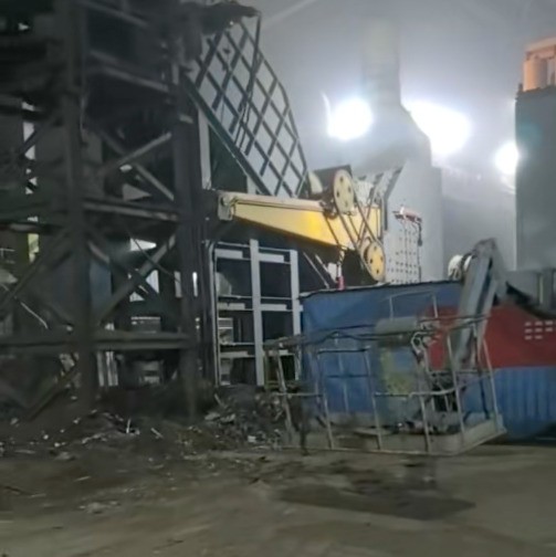 路友标准单班年产量超51万吨的6000马力废钢破碎机客户现场深夜仍在继续工作