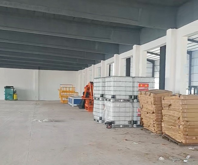 报废汽车拆解线抵达客户限产，卸车完毕等待组装