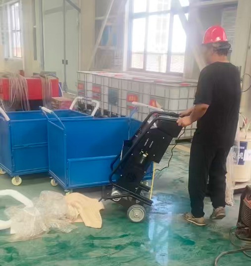 路友废钢龙门剪正在对建筑工地管架、货车车架及马路栏杆等结构的剪切作业