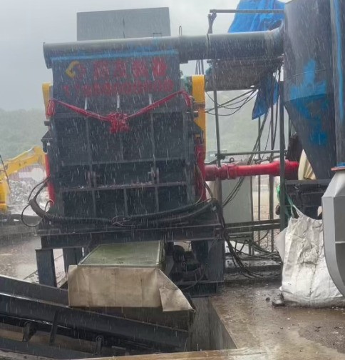 日本地区正处于阴雨状态，即使这样的天气也没能阻挡住破碎机营业