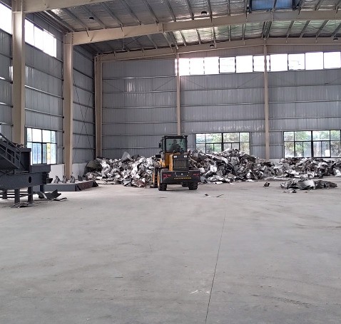 大型钢厂引进路友破碎机作为废旧钢物料的核心加工设备
