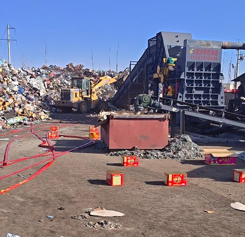 破碎机经过场地规划后确定安装位置，基础建设完成中～