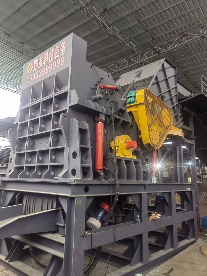 护板包围起来，防飞降噪