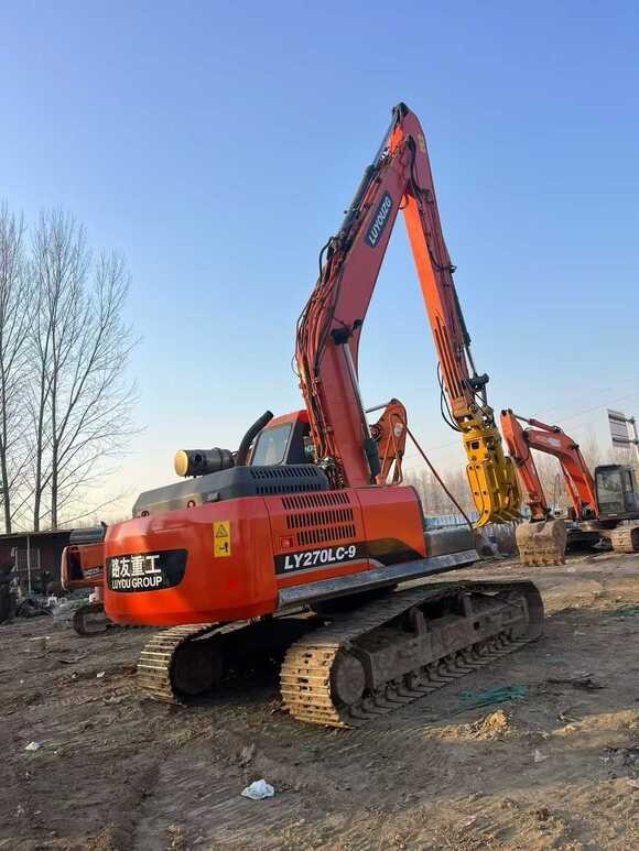 客户21年购入的路友230加长臂抓钢机 ，国三排放，使用仔细宛如新机