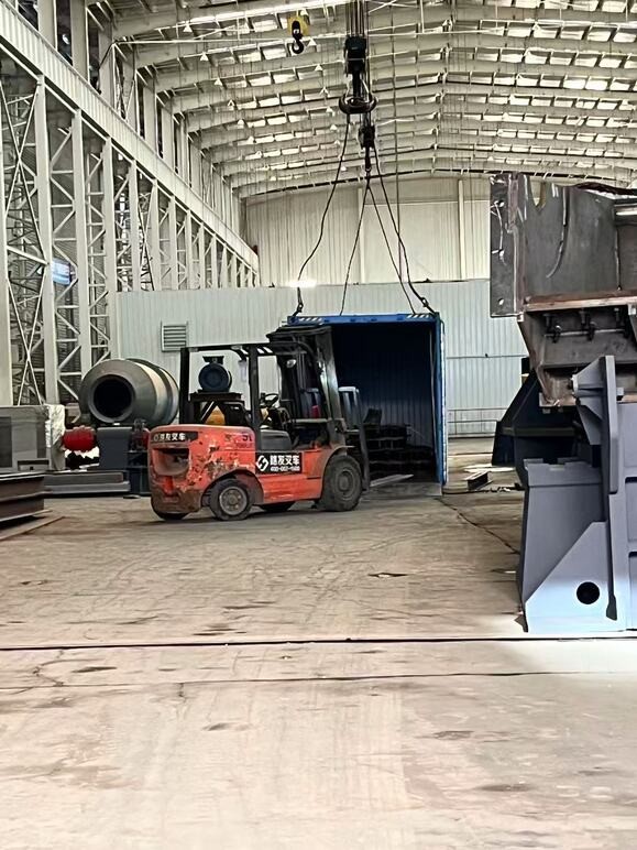 装柜看似简单 ，实则很考验技术 ，不仅是叉车技术，空间摆放也很重要。