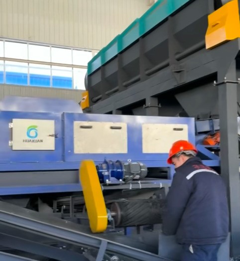 路友华选全套分选设备试机工作，在专业技术员的指导下有序开展。