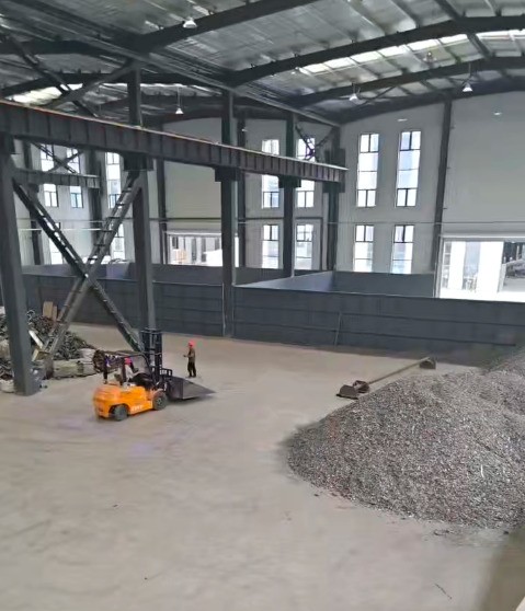 金属撕碎机主机整体包裹，解决冲击撞击产生的高分贝宽频噪声