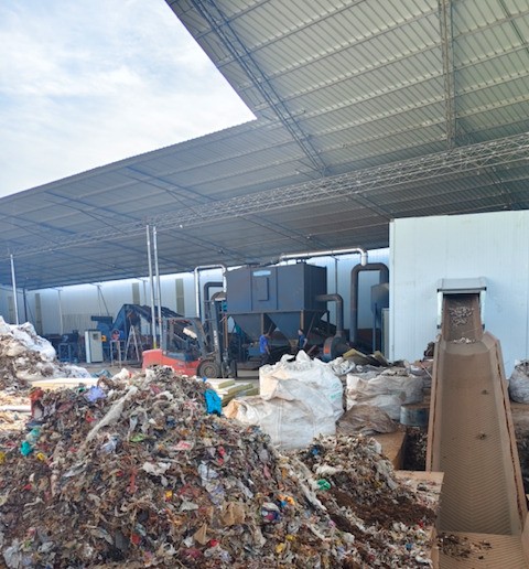 同一场地配置双套破碎机（一台带隔音房里），同时运行，效果翻倍